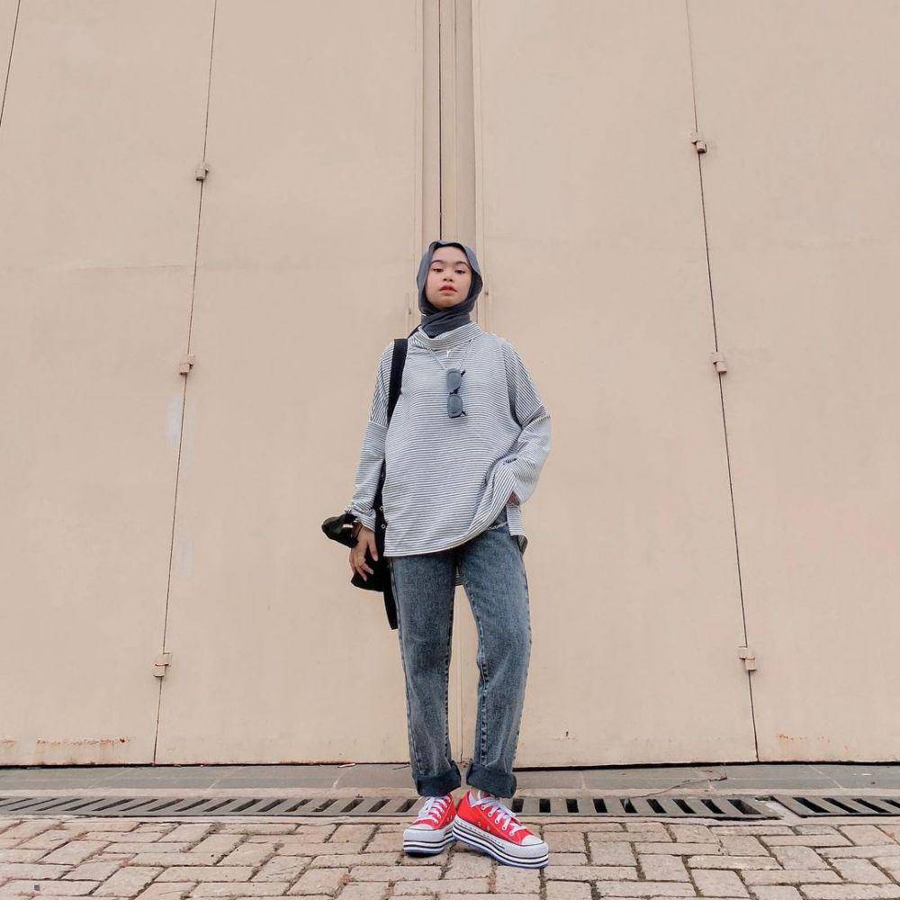 OOTD hijab nuansa abu-abu (instagram.com/nolaclr.a)
