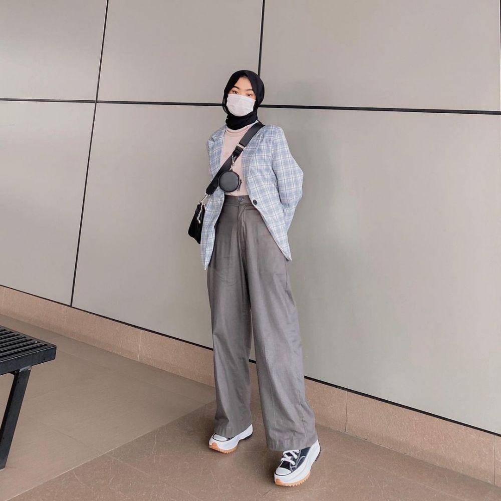 OOTD hijab nuansa abu-abu (instagram.com/nolaclr.a)