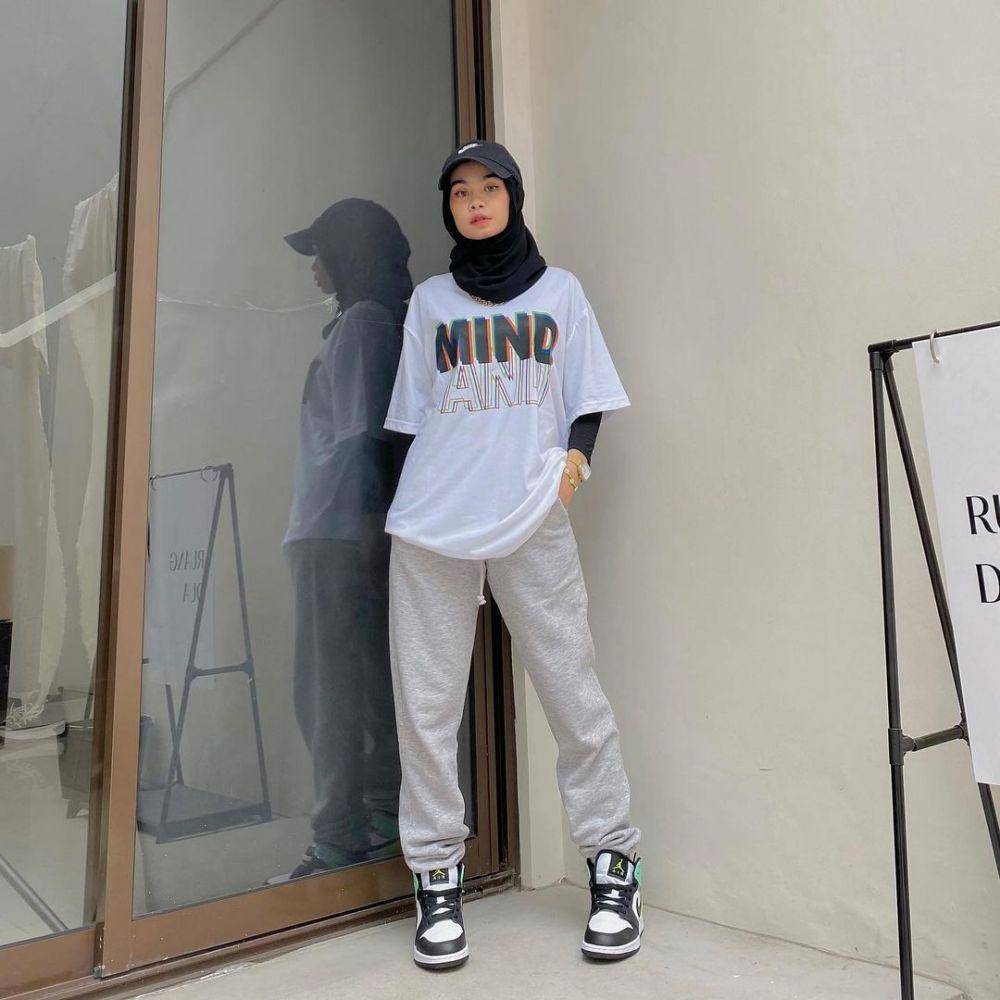 OOTD hijab nuansa abu-abu (instagram.com/nolaclr.a)