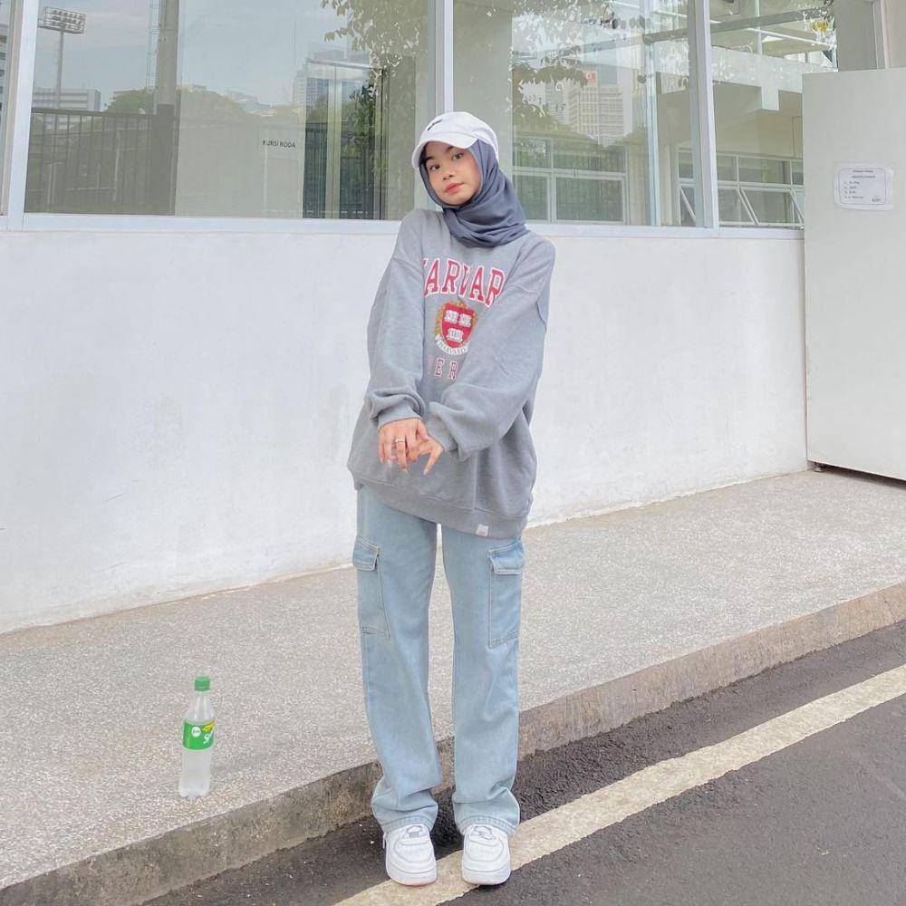 OOTD hijab nuansa abu-abu (instagram.com/nolaclr.a)