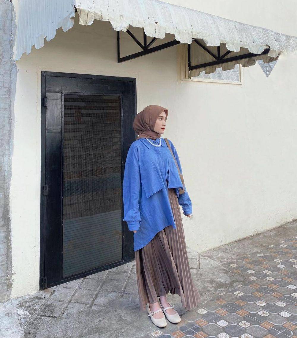 OOTD hijab untuk kuliah dengan rok plisket yang paling mudah disontek (instagram.com/cutindahsundari)