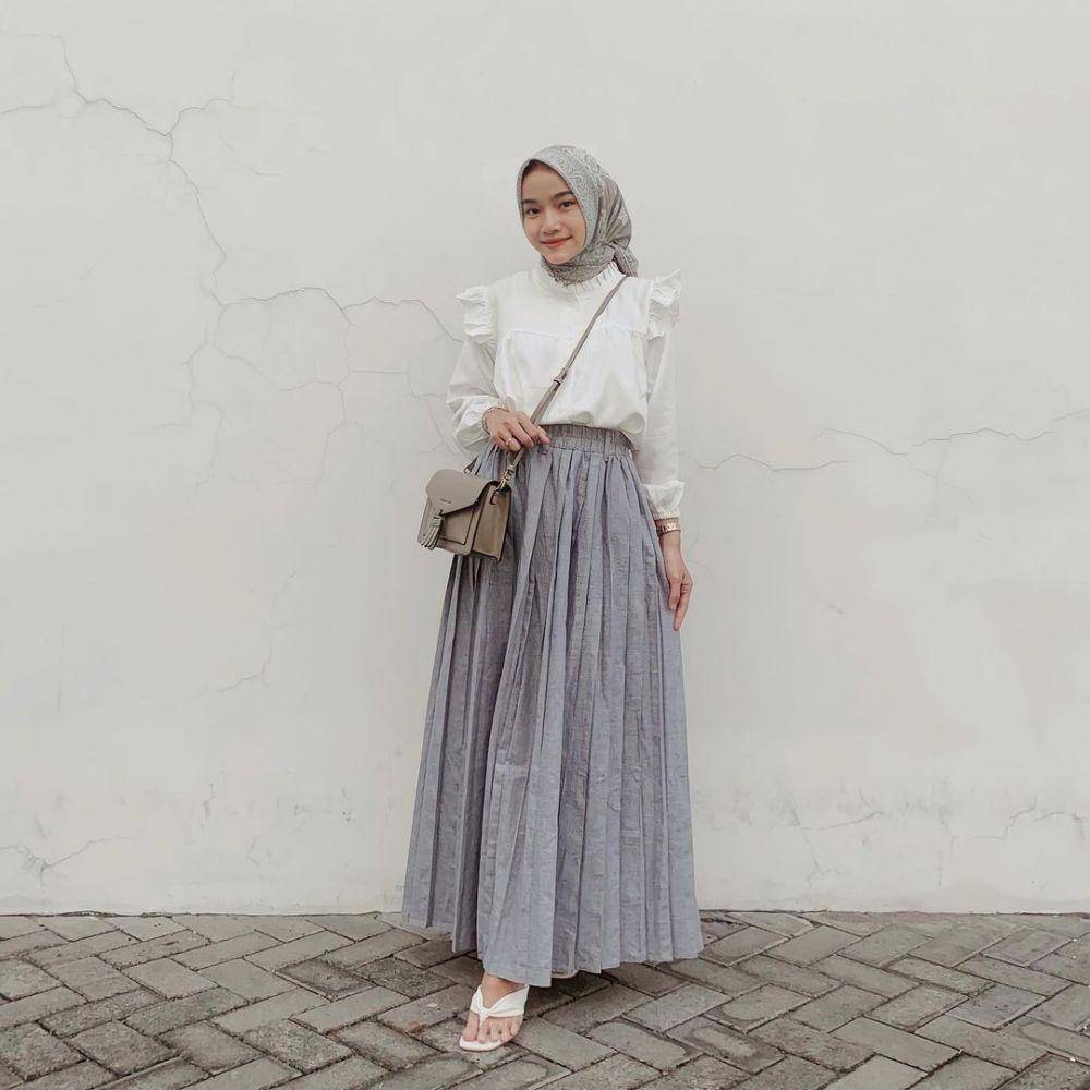 OOTD hijab untuk kuliah dengan rok plisket yang paling mudah disontek (instagram.com/melvinmaylani)