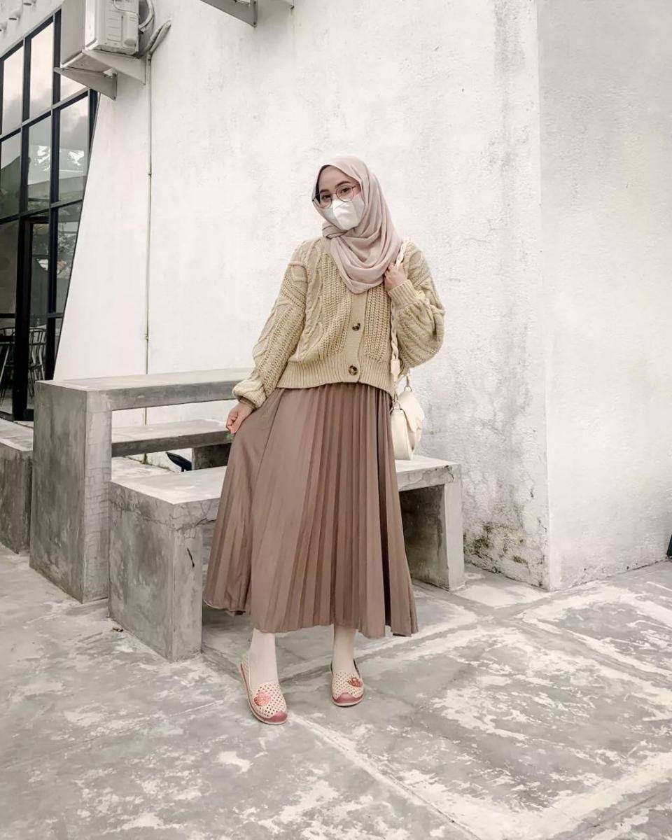 OOTD hijab untuk kuliah dengan rok plisket yang paling mudah disontek (instagram.com/chiviaalga)