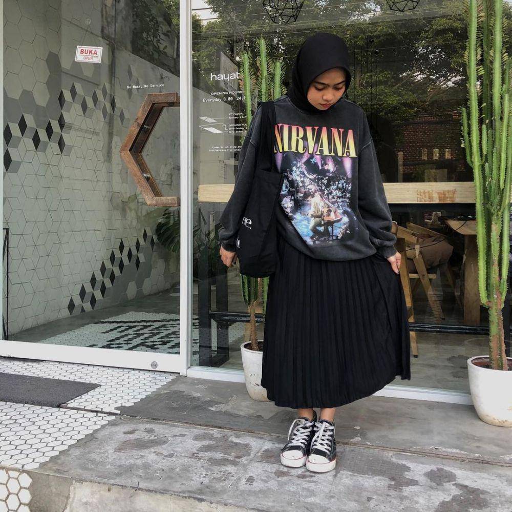 OOTD hijab untuk kuliah dengan rok plisket yang paling mudah disontek (instagram.com/maryamnurul)
