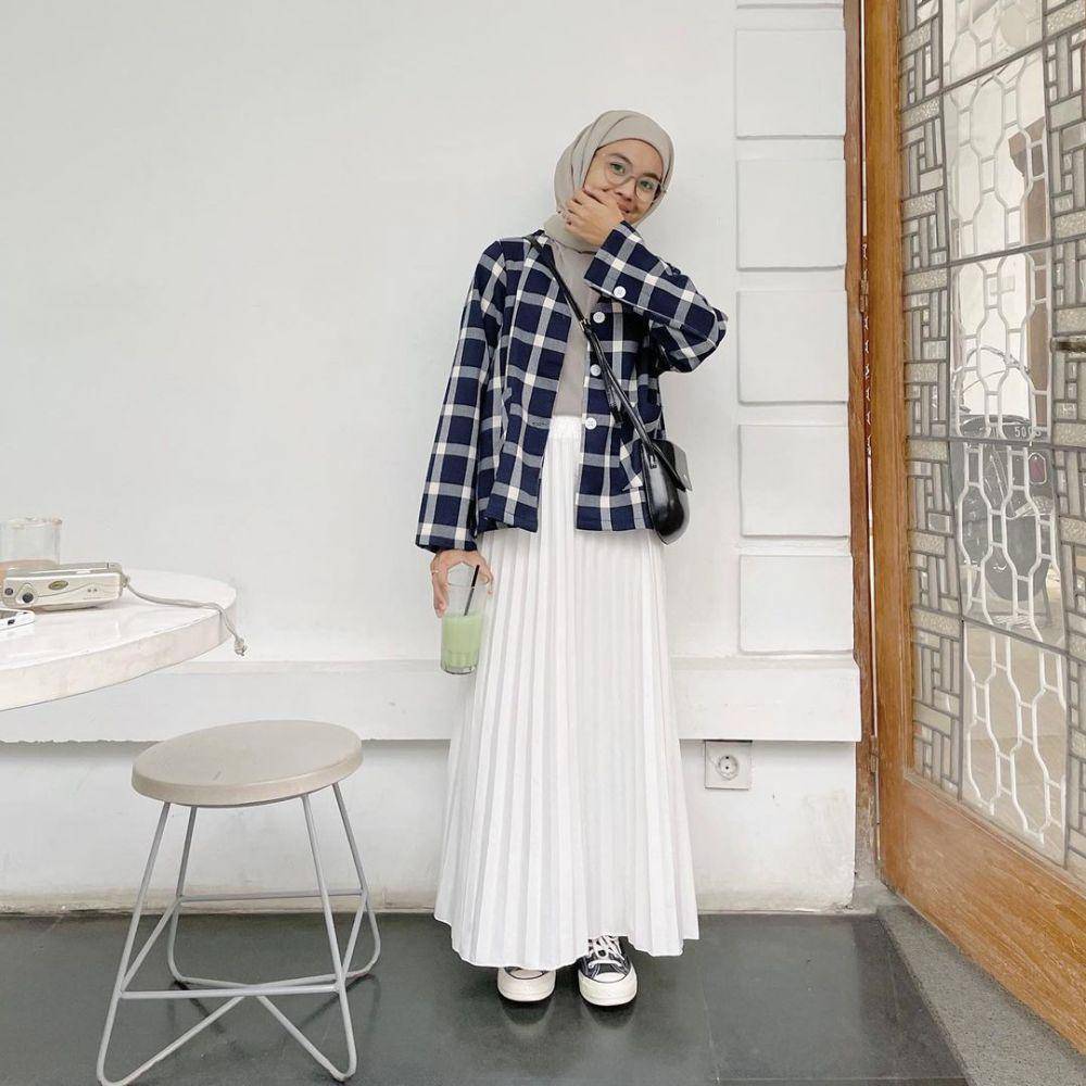 OOTD hijab untuk kuliah dengan rok plisket yang paling mudah disontek (instagram.com/rahmi.apr)