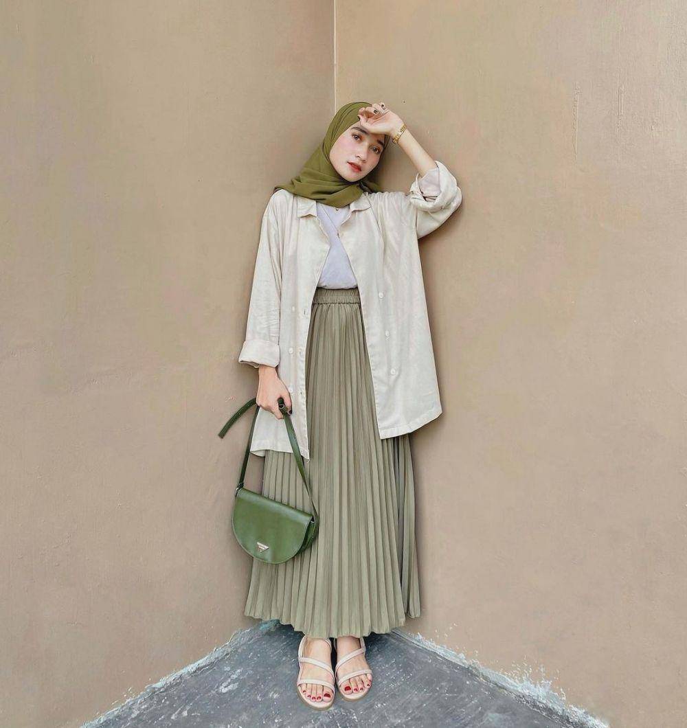 OOTD hijab untuk kuliah dengan rok plisket yang paling mudah disontek (instagram.com/cutindahsundari)