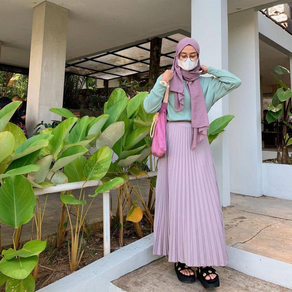 OOTD hijab untuk kuliah dengan rok plisket yang paling mudah disontek (instagram.com/lintangrainaa)