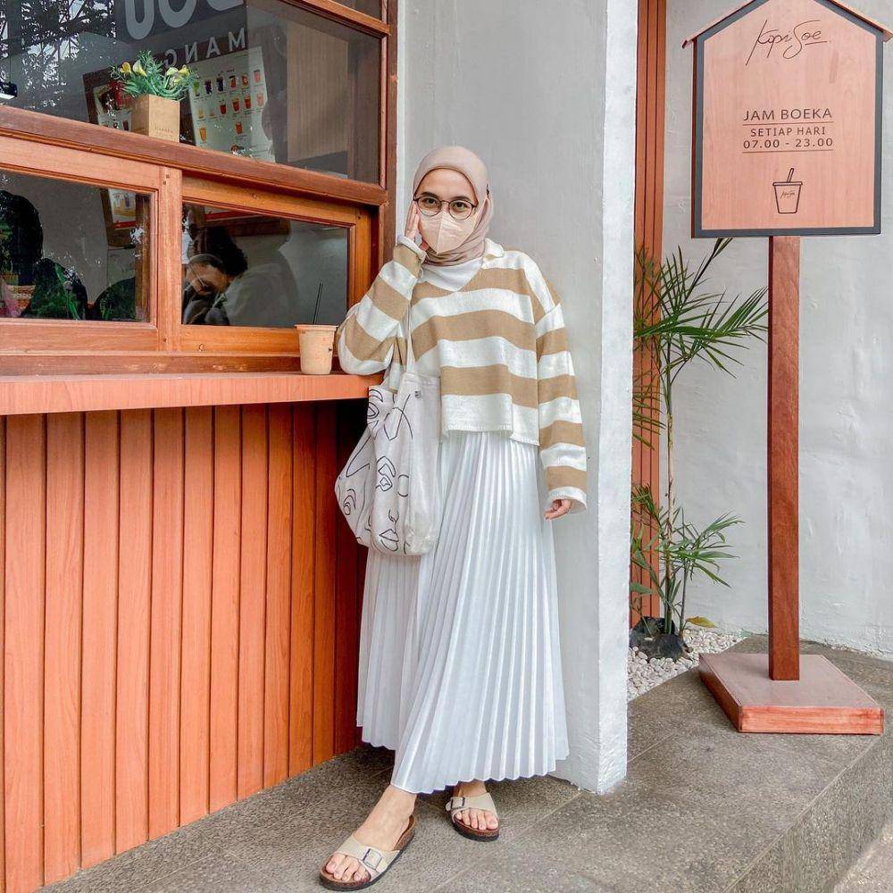 OOTD hijab untuk kuliah dengan rok plisket yang paling mudah disontek (instagram.com/darmaputrii)