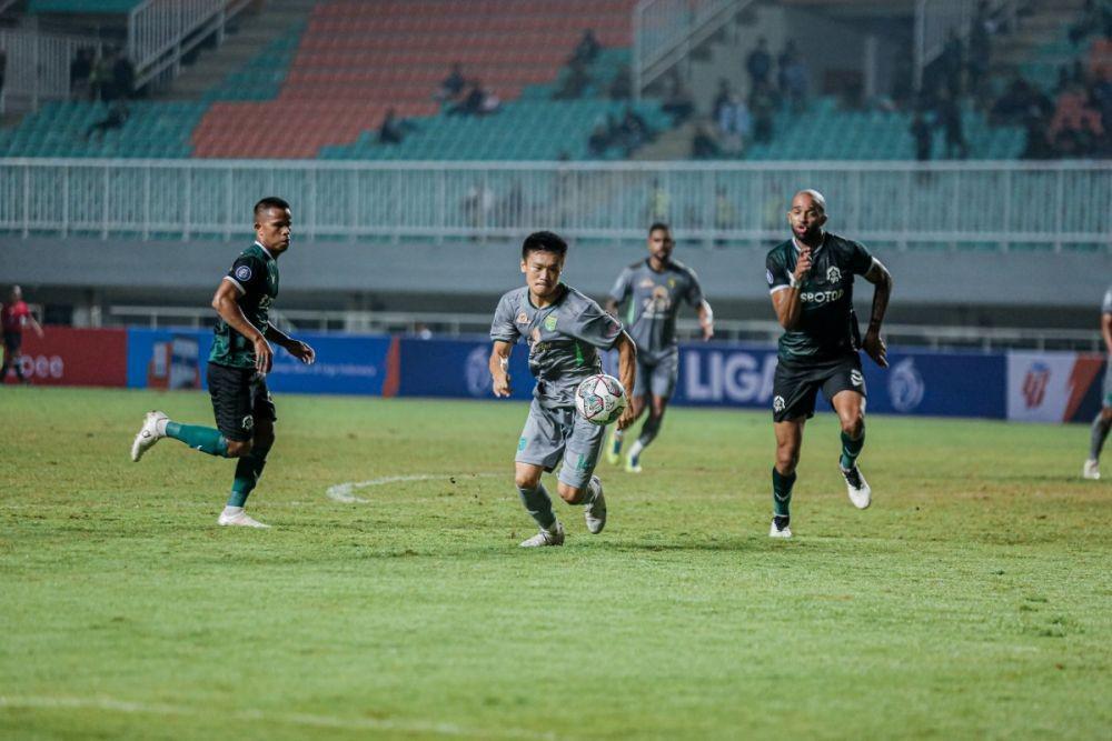 Sho Yamamoto berusaha mengejar bola di babak pertama pertandingan melawan Persikabo. (Persebaya)