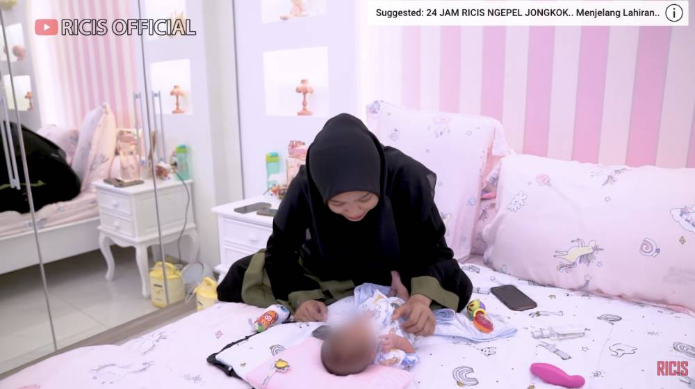 potret Ria Ricis ngobrol sama Baby R (YouTube.com/Ricis Official)