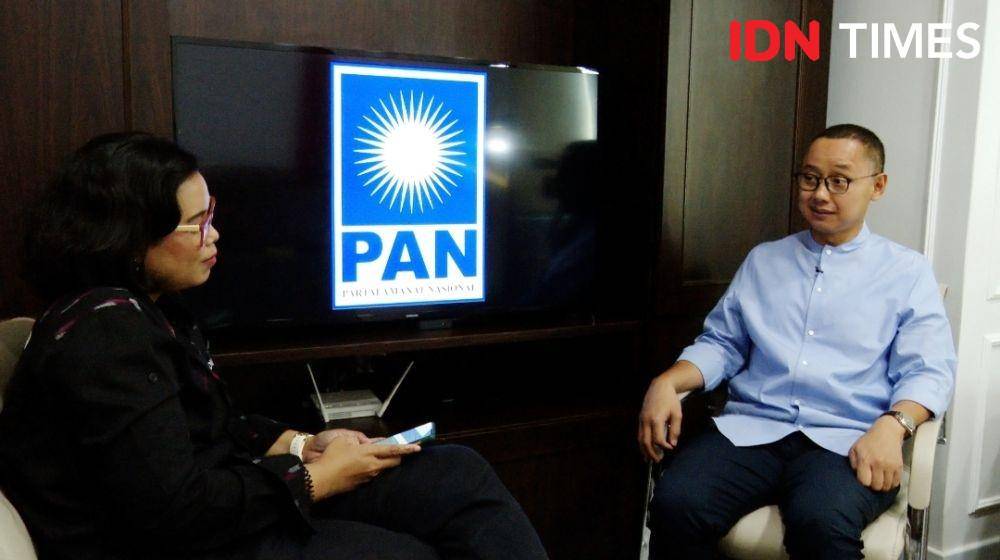 Wawancara khusus IDN Times bersama Sekjen PAN, Eddy Soeparno (kanan) di ruang kerja di DPR, 1 Juli 2022. (Tangkapan layar video IDN Times)