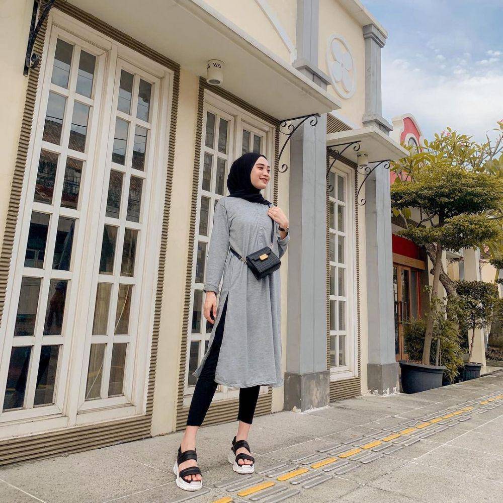 OOTD hijab nuansa abu-abu (instagram.com/sdesianaa)