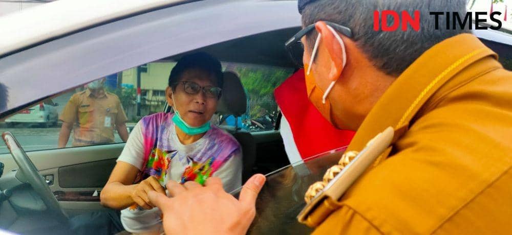 Wali Kota Balikpapan Kalimantan Timur (Kaltim) Rahmad Mas'ud membagikan bendera merah putih, Senin (1/8/2022). (IDN Times/Hilmansyah)