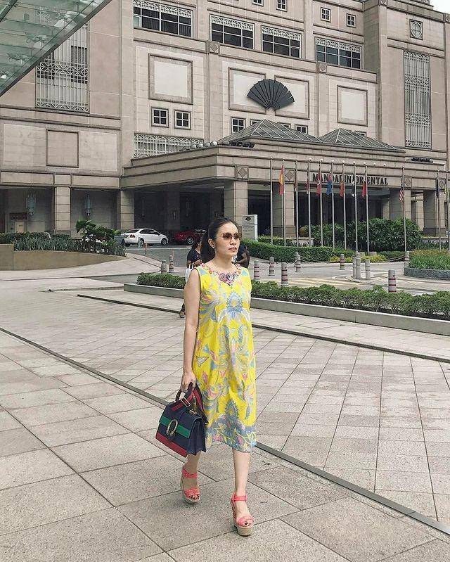 inspirasi OOTD kondangan berwarna cerah (instagram.com/therealmomogeisha)
