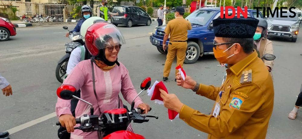 Wali Kota Balikpapan Turun ke Jalan Bagikan Bendera Merah Putih