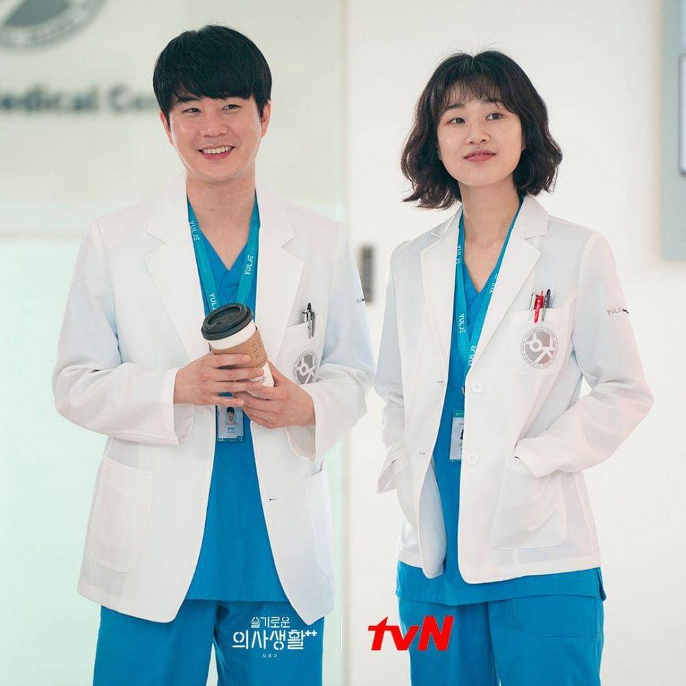 Ha Yoon Kyung dan Moon Tae Yoo di drama Hospital Playlist (instagram.com/hospitalplaylist_official)