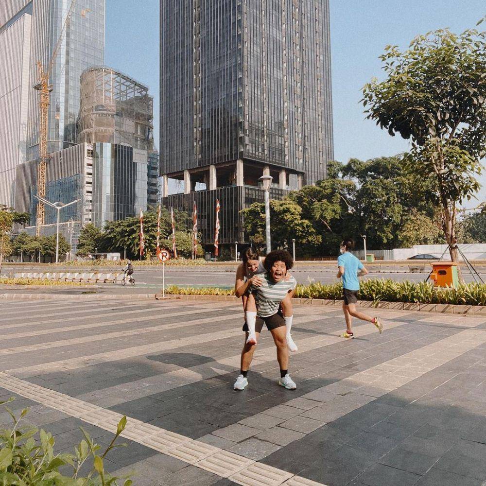 Enzy Storia bersama adik (instagram.com/enzystoria)