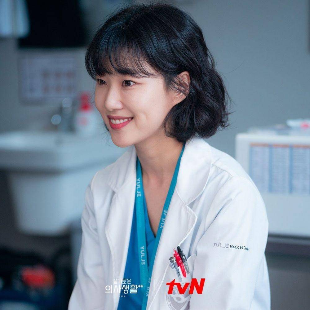 Ha Yoon Kyung di drama Hospital Playlist (instagram.com/hospitalplaylist_official)