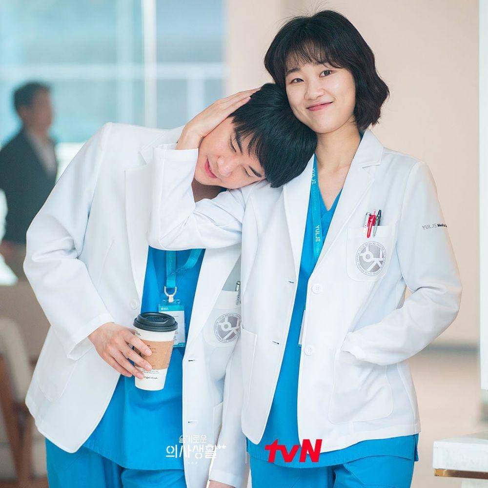 Ha Yoon Kyung dan Moon Tae Yoo di drama Hospital Playlist (instagram.com/hospitalplaylist_official)