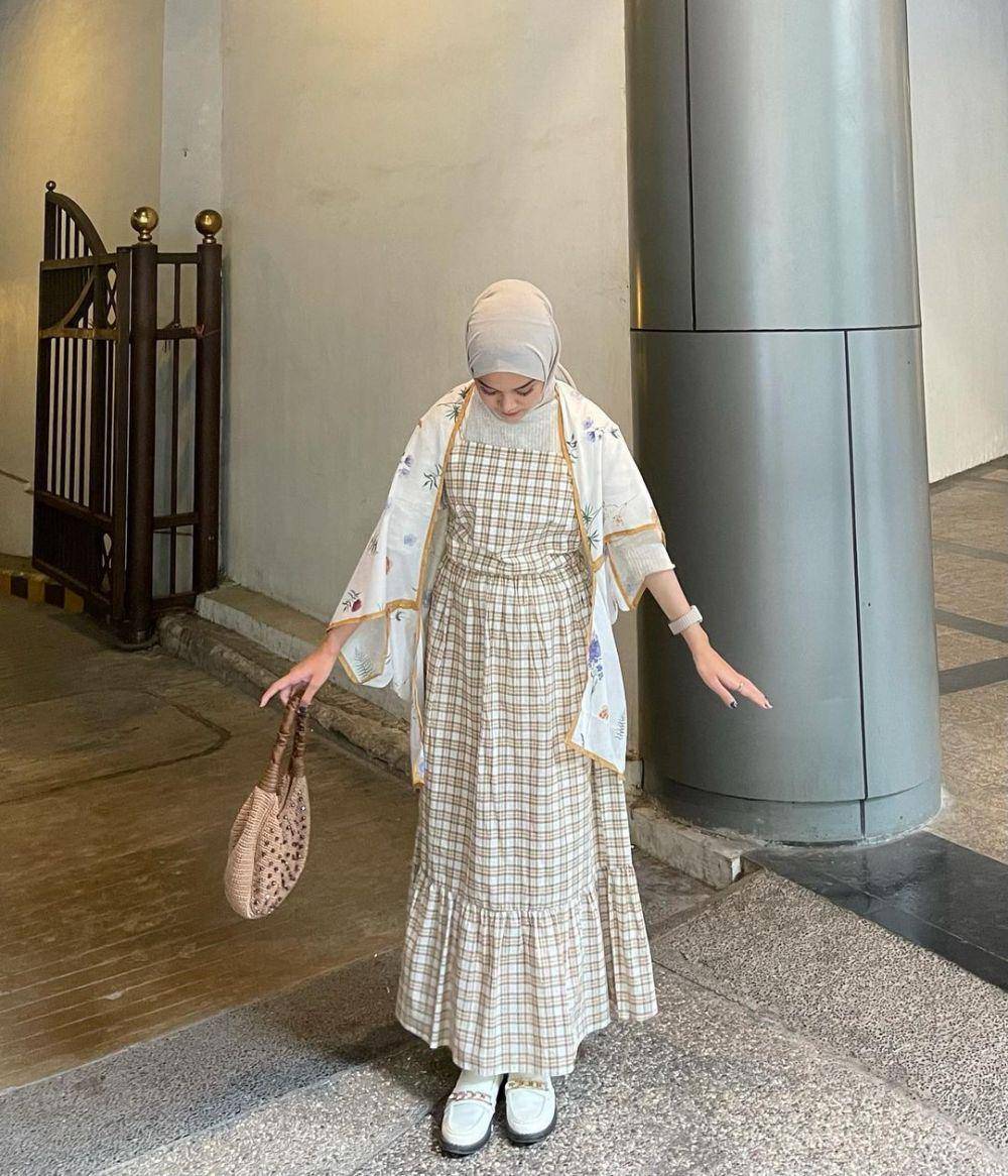 inspirasi OOTD dengan long dress ala Yure Zalina (instagram.com/yurezalina)