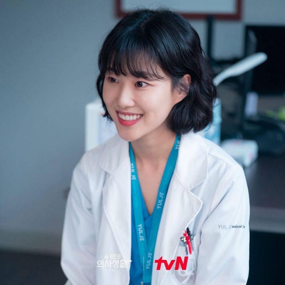 Ha Yoon Kyung di drama Hospital Playlist (instagram.com/hospitalplaylist_official)