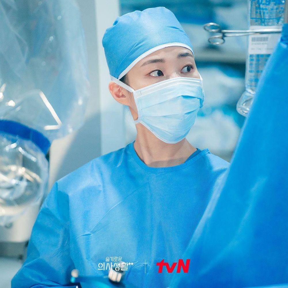 Ha Yoon Kyung di drama Hospital Playlist (instagram.com/hospitalplaylist_official)