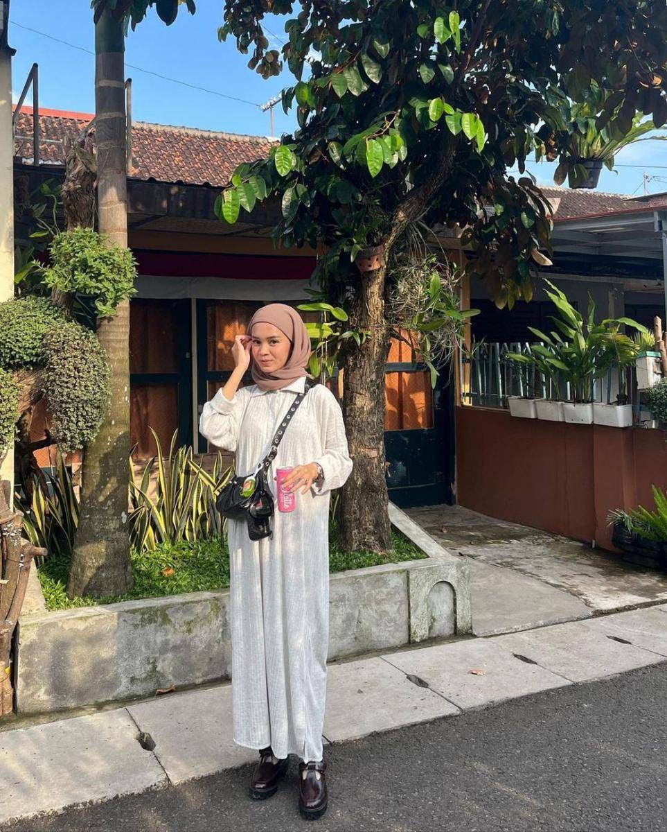 inspirasi OOTD dengan long dress ala Yure Zalina (instagram.com/yurezalina)