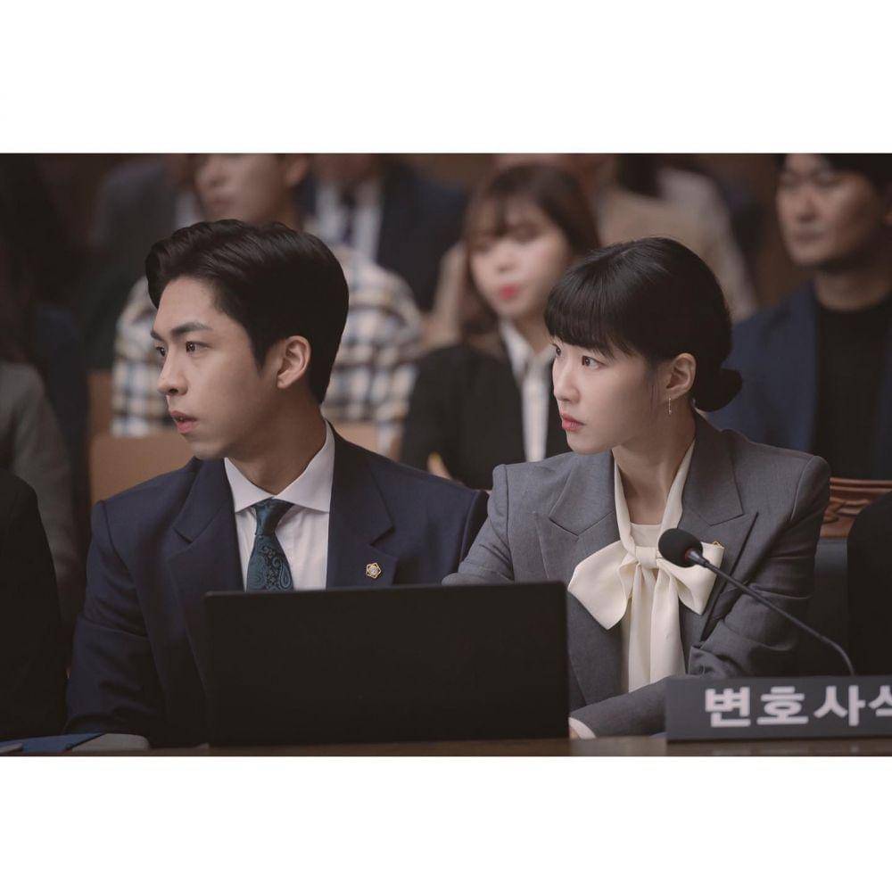 Ha Yoon Kyung dan Joo Jong Hyuk di drama Extraordinary Attorney Woo (instagram.com/hayoonkie)