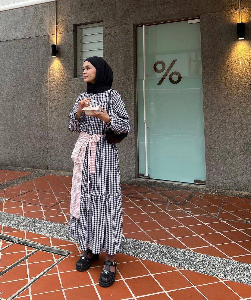 inspirasi OOTD dengan long dress ala Yure Zalina (instagram.com/yurezalina)