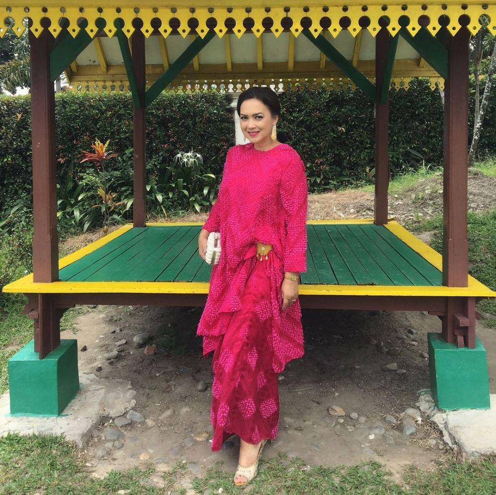 inspirasi OOTD kondangan berwarna cerah (instagram.com/irawbw)