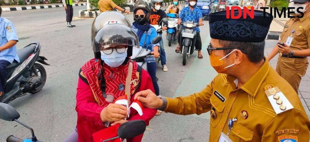 Wali Kota Balikpapan Kalimantan Timur (Kaltim) Rahmad Mas'ud membagikan bendera merah putih, Senin (1/8/2022). (IDN Times/Hilmansyah)