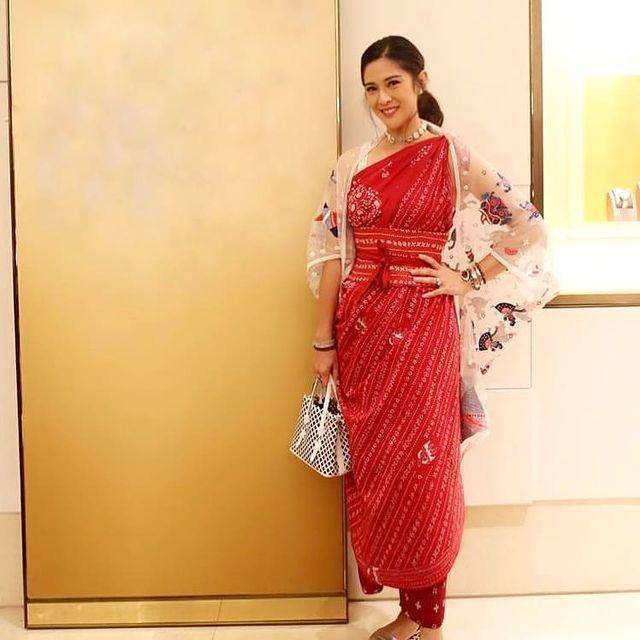 inspirasi OOTD kondangan berwarna cerah (instagram.com/therealdisastr)