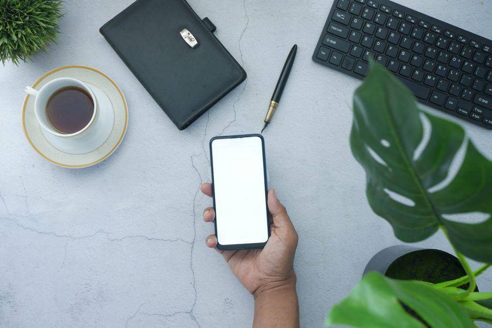 ilustrasi layar putih di HP (unsplash.com/Towfiqu Barbhuiya)