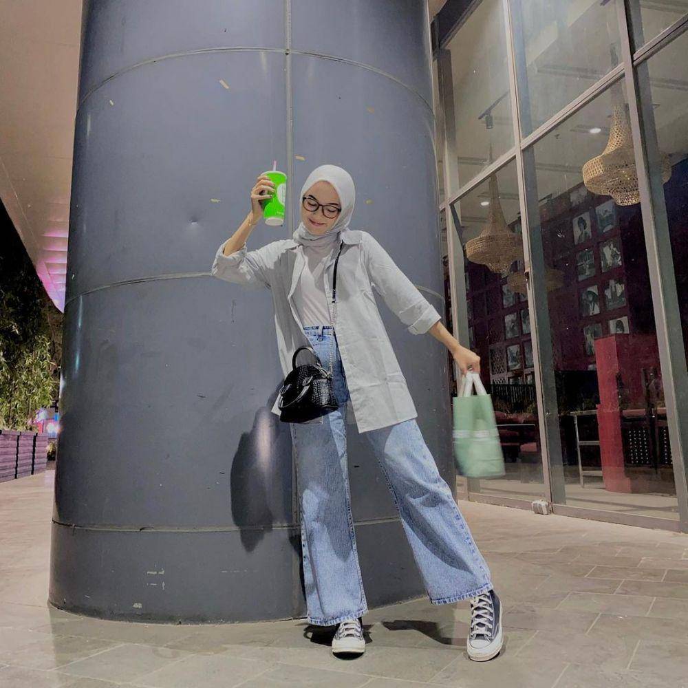 OOTD hijab nuansa abu-abu (instagram.com/alamandaptrr)