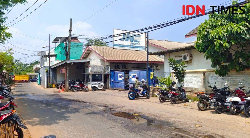 Lokasi gudang JNE Express Depok berada tidak jauh dari lahan yang ditemukan pemendaman Banpres di Kawasan KSU, Kecamatan Sukmajaya, Kota Depok. (IDNTimes/Dicky)