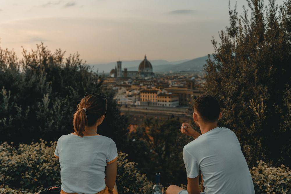 ilustrasi tanda-tanda seorang pria jatuh cinta (unsplash.com/Clay Banks)