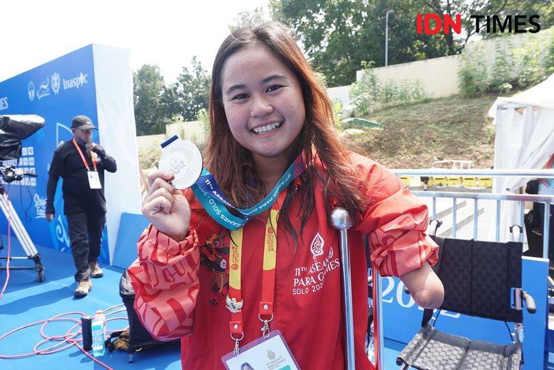 Perenang difabel Nor Aimah meraih medali perak dalam ajang ASEAN Para Games 2022 di Stadion Jatidiri Semarang, Senin (1/8/2022). (IDN Times/Anggun Puspitoningrum)