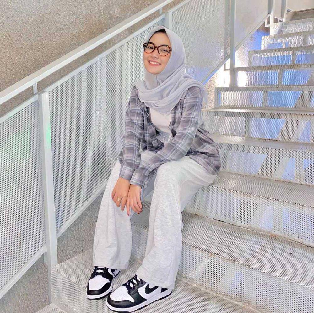 OOTD hijab nuansa abu-abu (instagram.com/alamandaptrr)