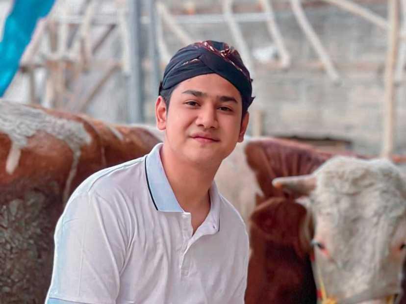 Disebut Netizen Jadi Tunangan Kekeyi, 10 Potret Menawan Syakir Daulay