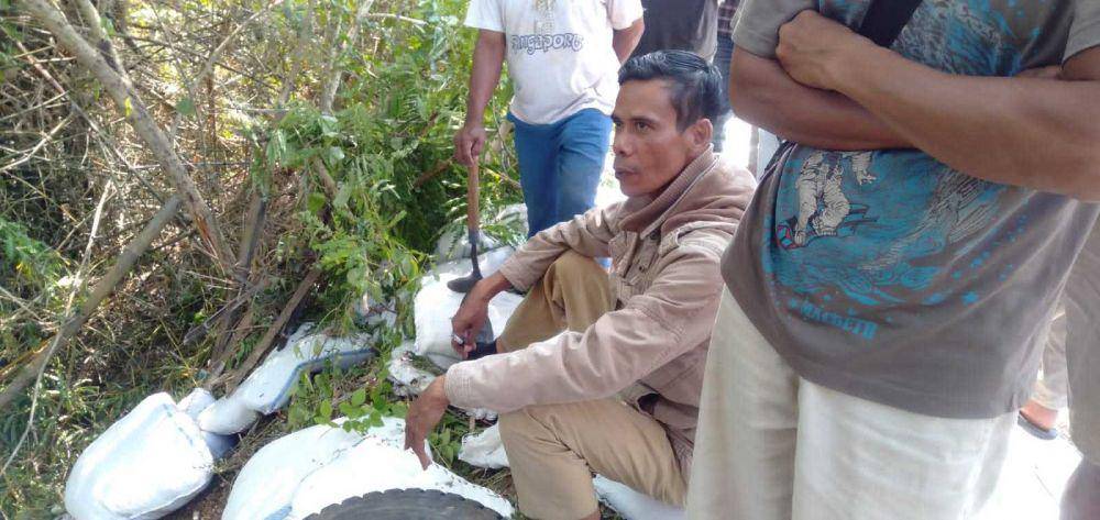 Warga tonton truk masuk jurang. (IDN Times/Daruwaskita)