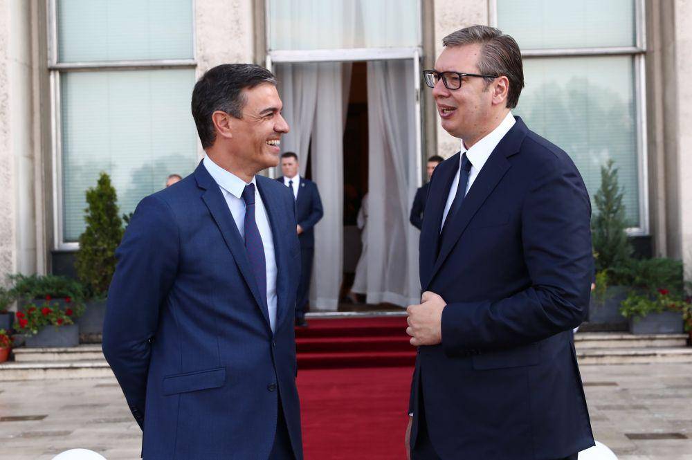 Perdana Menteri Spanyol, Pedro Sanchez saat bertemu dengan Presiden Serbia, Aleksandar Vucic di Belgrade, Minggu (31/7/2022). (twitter.com/desdelamoncloa)