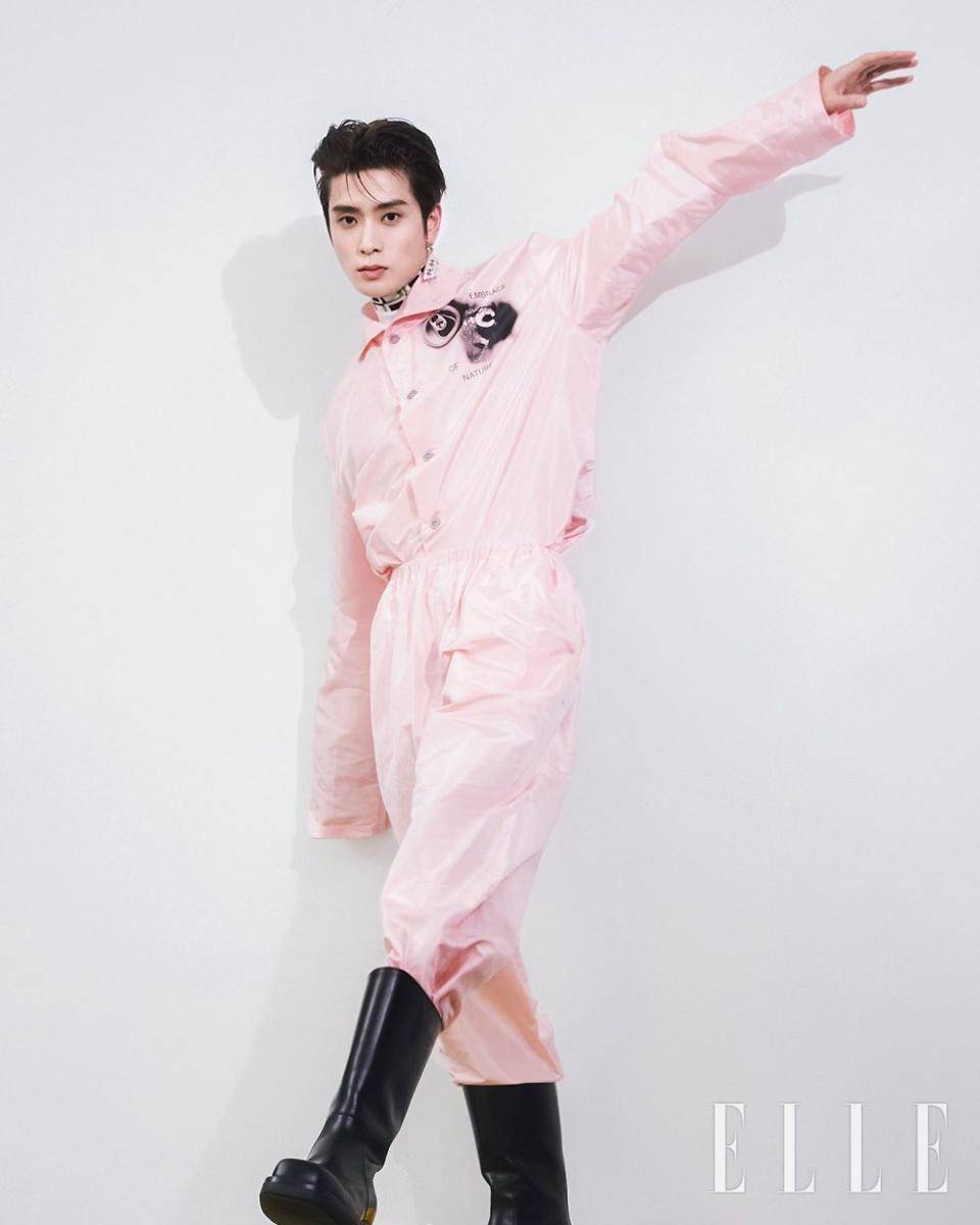 Jaehyun NCT untuk majalah Elle Korea Agustus 2022 (twitter.com/NCTsmtown)