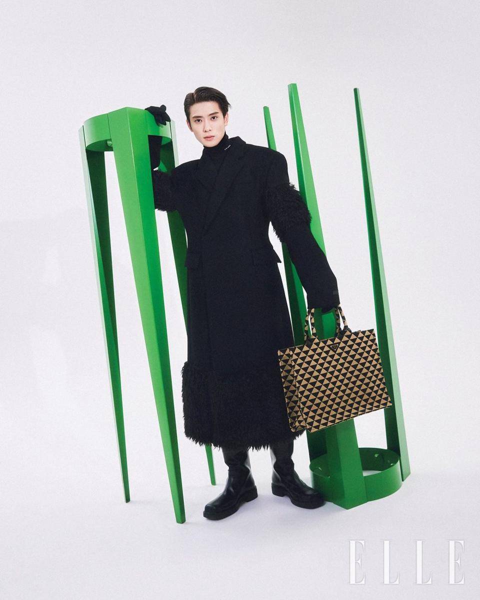 Jaehyun NCT untuk majalah Elle Korea Agustus 2022 (twitter.com/NCTsmtown)