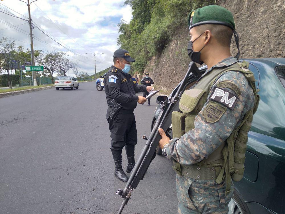 Tentara Guatemala yang berjaga di perbatasan Mixco. (twitter.com/Ejercito_GT)