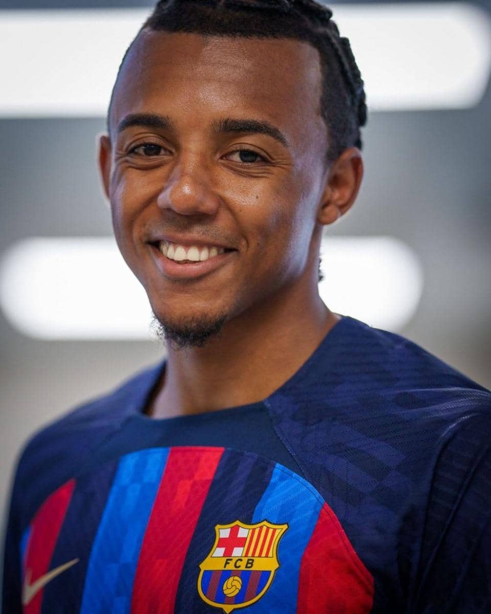Jules Kounde resmi diperkenalkan sebagai pemain baru Barcelona (Twitter.com/@FCBarcelona)