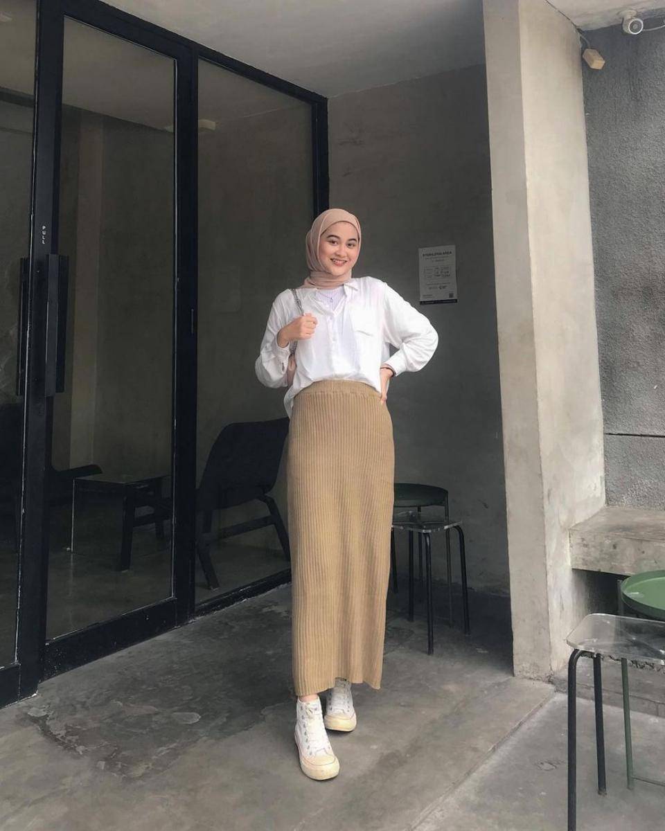 ide padu padan outfit kuliah dengan rok (instagram.com/afaaciitt_)