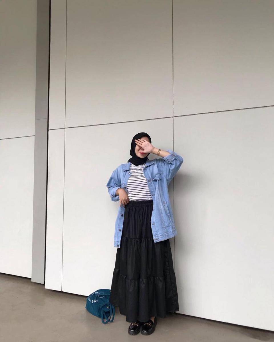 ide padu padan outfit kuliah dengan rok (instagram.com/intanghazll_)