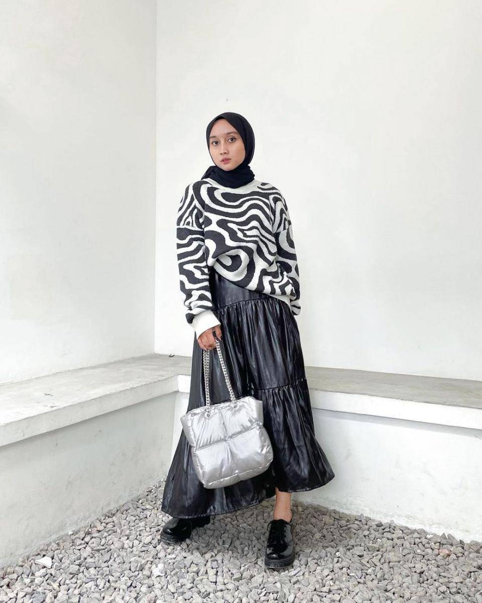 ide padu padan outfit kuliah dengan rok (instagram.com/ajengldk)