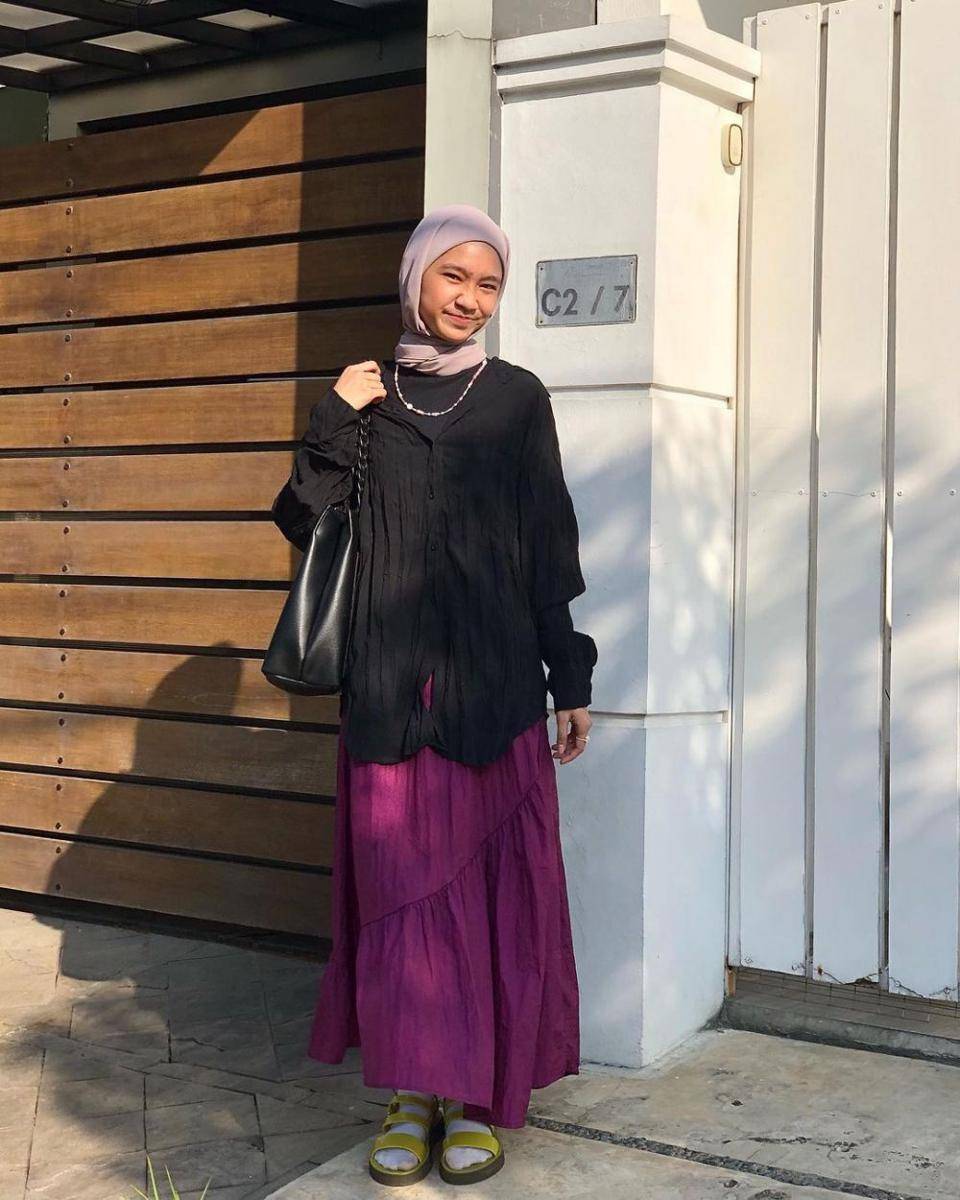 ide padu padan outfit kuliah dengan rok (instagram.com/annisaputrinrm_)