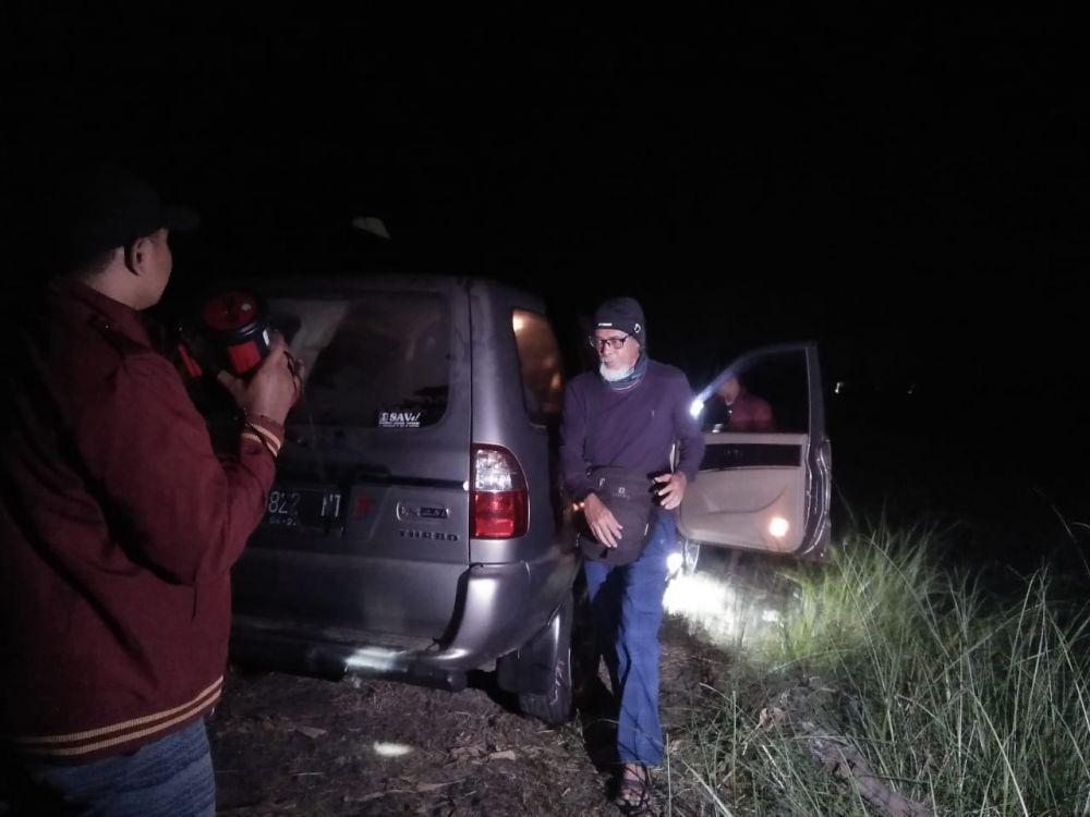 Mobil Warga Surabaya Tersesat ke Sawah Arah Kuburan di Jombang